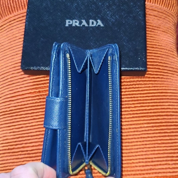 Prada wallet in navy blue - Picture 4 of 7